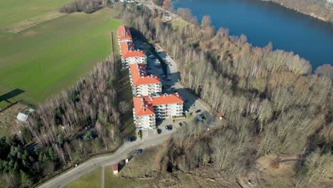 Wohnsiedlung-Am-Seeufer,-Früher-Frühling,-Luftaufnahme-Von-Einer-Drohne