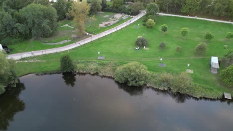 Volar-Sobre-El-Lago-En-La-Ciudad-De-Katowice-Sztauwajery-Junto-Al-Lago