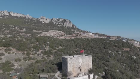The-flag-on-top-of-the-castle-building-on-the-mountaintop,-Belenkeşlik-Castle,-Turkey