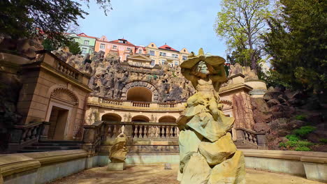 Fuente-De-La-Gruta-Con-Estatua-De-Neptuno-En-Grebovka,-Jardines-Havlicek,-Casco-Antiguo-De-Praga,-República-Checa