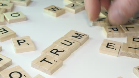 Nombre-Controvertido-Trump-Formado-A-Partir-De-Letras-De-Mosaicos-De-Scrabble-En-La-Mesa