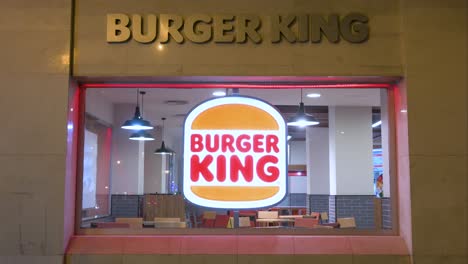 Blick-Auf-Die-Amerikanische-Kette-Von-Hamburger-Fastfood-Restaurants,-Burger-King-Und-Logo