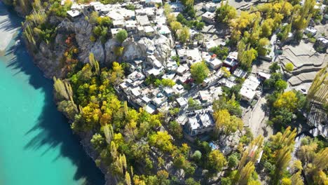 Luftaufnahme-Von-Oben-Auf-Herbstliche-Bäume-Im-Dorf-Skardu-Neben-Dem-Türkisfarbenen-Indus-Fluss