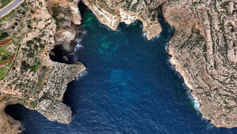 Vista-Aérea-De-Arriba-Hacia-Abajo-De-La-Gruta-Azul-Y-La-Costa-De-Malta