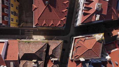 Rote-Und-Orange-Dächer-Fangen-Die-Mittagssonne-Ein-Und-Spenden-Schatten-Auf-Den-Straßen-In-Lissabon,-Portugal