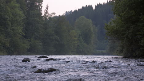 Wasser-Fließt-Im-Morgengrauen-Den-Fluss-Hinunter-In-Der-Berglandschaft-Zwischen-Steinen