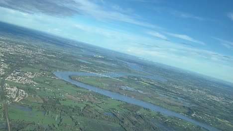 Luftaufnahme-Aus-Einer-Flugzeugkabine-Des-Flusses-Garonne-In-Der-Nähe-Von-Bordeaux,-Frankreich,-Mit-Der-Flussmündung-Voraus