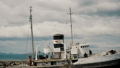 Verfallener,-Verlassener-Schlepper-Im-Hafen-Von-Ushuaia,-Feuerland,-Argentinien