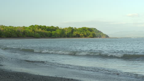 Static-shot-of-a-beach-at-high-tide-at-Cebaco-Island,-Veraguas