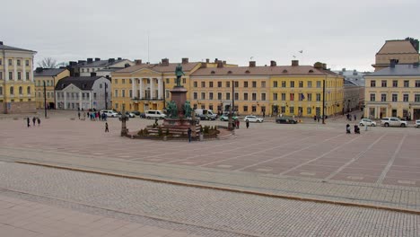 Los-Turistas-Visitan-La-Estatua-De-Alejandro-Ii,-La-Plaza-Del-Senado-En-Helsinki,-Aleta