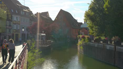 Wasserkanal-In-La-Petite-Venise-Zwischen-Bunten-Fachwerkhäusern-An-Einem-Sonnigen-Tag-In-Colmar