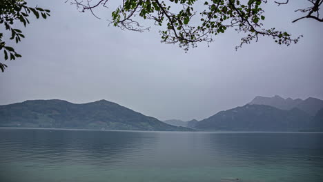 Timelapse-Del-Lago-Attersee-En-Un-Día-Nublado-En-Austria