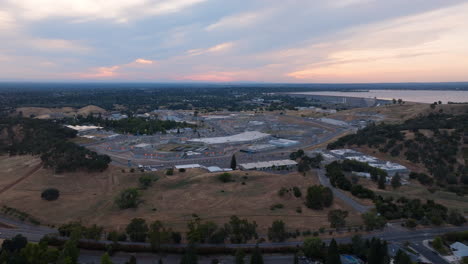 Luftaufnahme-Des-Folsom-Gefängnisses-Und-Des-Folsom-Sees-Bei-Sonnenuntergang-Per-Drohne