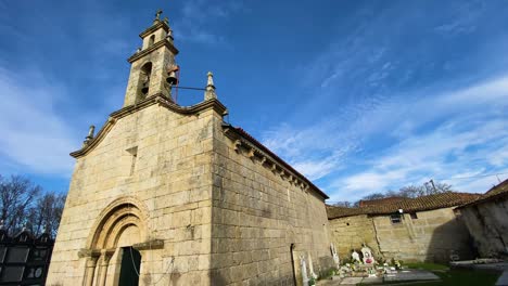 Vista-De-La-Iglesia-De-Santo-André,-Piñeira-Seca,-Cielos-Serenos-En-Galicia,-España