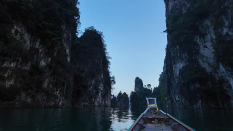 Point-View-Clip,-Der-Den-Traditionellen-Hölzernen-Bug-Eines-Bootes-Zeigt,-Das-Bei-Sonnenuntergang-Durch-Einen-Ruhigen-Wasserweg-Im-Thailändischen-Nationalpark-Fährt,-Einem-Wunderschönen-Flitterwochenziel