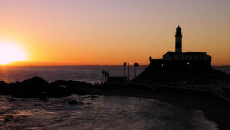 Luftaufnahme-Des-Farol-Da-Barra,-Beleuchtet-Von-Sonne-Und-Meer,-Bei-Sonnenuntergang,-Salvador,-Bahia,-Brasilien