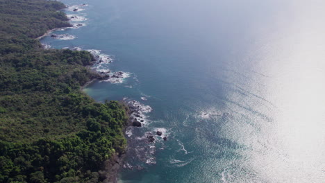 Aerial-shot-of-the-pacific-ocean-waves-crashing-on-the-Cebaco-Island-coastline