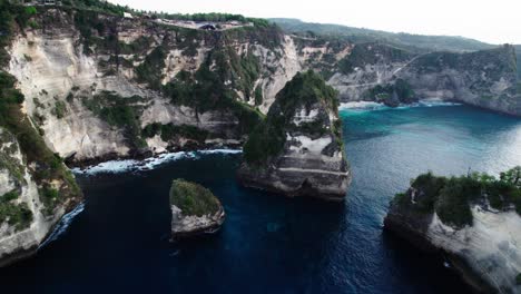 Hoch-Aufragender-Meeresstapel-In-Der-Nähe-Des-Diamond-Beach-Und-Des-Aussichtspunkts-Der-Tausend-Inseln-In-Nusa-Penida,-Bali,-Indonesien