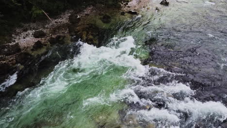 Río-Salvaje-Con-Una-Pequeña-Cascada-Y-Agua-Cristalina,-Vuelo-Con-Drones