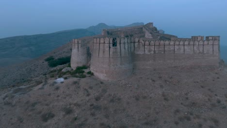 Rückwärts-Luftaufnahme-Der-Ranikot-Festung-Von-Sindh-In-Pakistan