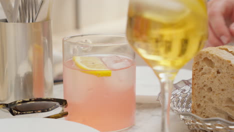 Al-fresco-dining-scene-with-refreshing-drinks-and-bread