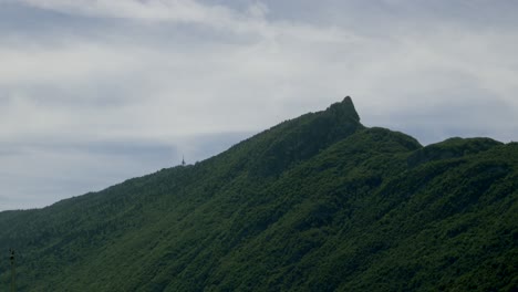 Dent-Du-Chat,-Grüner-Berggipfel-über-Der-Bewölkten-Skyline-Von-Aix-les-Bains,-Frankreich,-Statische-Zeitrafferaufnahme