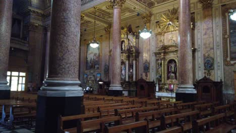 Sala-De-Oración-Vacía-En-La-Basílica-De-La-Iglesia-Cristiana-De-San-José-De-Flores,-Hito-Religioso-Argentino,-Brillante-Salón-De-Arquitectura-Ecléctica,-Capital-Sudamericana-Buenos-Aires