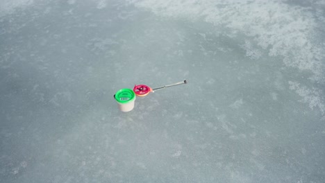 Hombre-Poniendo-Caña-De-Pescar-En-Hielo-Ligera-Y-Cebo-En-Un-Lago-Congelado