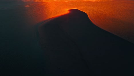 Abstrakter-Look-Des-Exotischen-Vorlandes,-Der-Im-Licht-Der-Untergehenden-Sonne-Erstrahlt