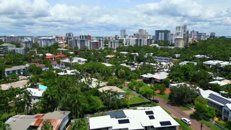 Luftdrohne-Eines-Luxuriösen-Großen-Hauses-Am-Stadtrand-Von-Darwin-City,-NT-Australien,-Während-Ein-Auto-Auf-Der-Straße-Vorbeifährt