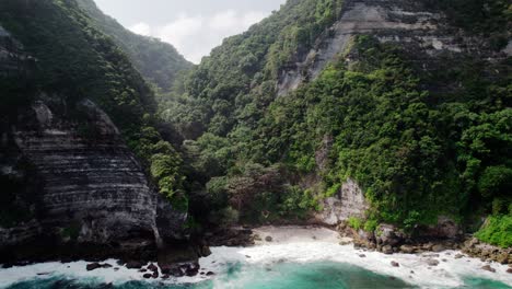 Ocean-Waves-Splashing-On-Rocky-Shore-With-Limestone-Cliffs-In-Nusa-Penida,-Bali,-Indonesia