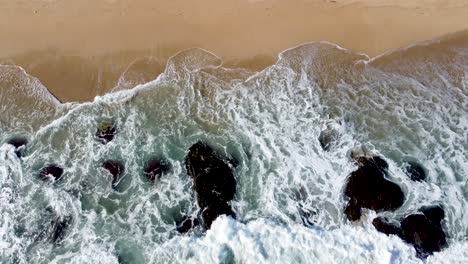 Top-Aufnahme-Wunderschöner-Wellen,-Die-In-Den-Ozean-Eines-Tropischen-Landes-Krachen