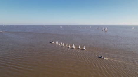 Barcos-Optimistas-Remolcados-En-El-Río---Vista-Aérea