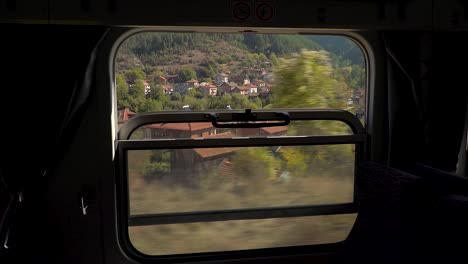 El-Tren-De-Vía-Estrecha-Ródope-Viaja-A-Través-De-Las-Montañas-Ródope-Y-Pasa-Por-Pueblos