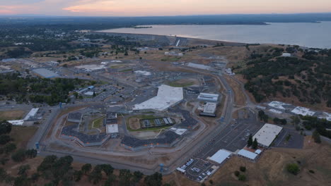 Luftaufnahme-Des-Folsom-Gefängnisses-Und-Des-Folsom-Sees-Bei-Sonnenuntergang-Per-Drohne