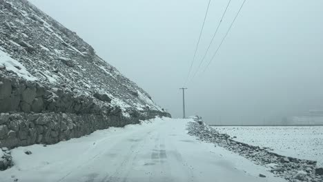 Vista-Frontal-De-Caminos-De-Montaña-Cubiertos-De-Nieve-En-Skardu,-Pakistán
