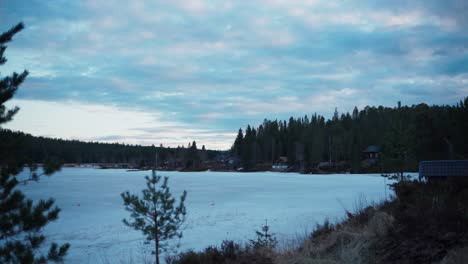 Cielo-Nublado-Al-Atardecer-Sobre-Un-Lago-Congelado-En-Un-Paisaje-Rural-De-Granja-En-Noruega