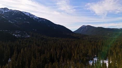 Malerische-Aussicht-über-Immergrünen-Wald-Und-Schnee-Mit-Bergkette-Im-Hintergrund-In-Cle-Elum-Während-Der-Dämmerung-Im-Bundesstaat-Washington