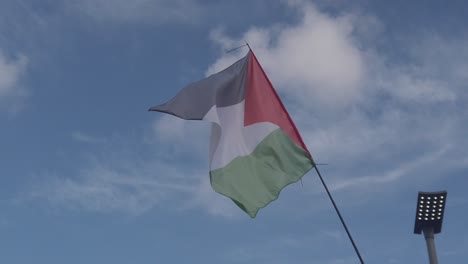 Die-Palästinensische-Flagge-Weht-Im-Wind