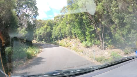 Hyperlapse-POV-Auto-überquert-Pieman-River-Mit-Der-Fähre-In-Tasmanien,-Australien-An-Einem-Sonnigen-Tag