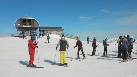 Los-Esquiadores-Y-Practicantes-De-Snowboard-Esperan-Para-Utilizar-El-Telesilla-Principal-En-Invierno.