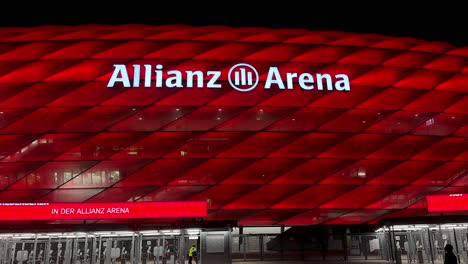 Allianz-Arena-Des-FC-Bayern-München,-Beleuchtung-In-Roter-Farbe-Bei-Nacht