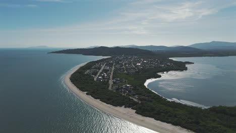 Vista-De-Pájaro-De-La-Hermosa-Playa-Daniela,-Un-Paraíso-En-La-Isla-De-Florianópolis