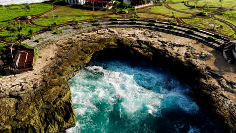 Olas-Rompiendo-En-La-Cala-Rocosa-De-Las-Lágrimas-Del-Diablo-En-Nusa-Lembongan,-Bali,-Indonesia