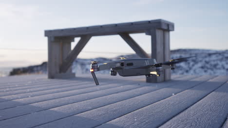 Drohne-Beim-Abheben-In-Der-Winterlandschaft