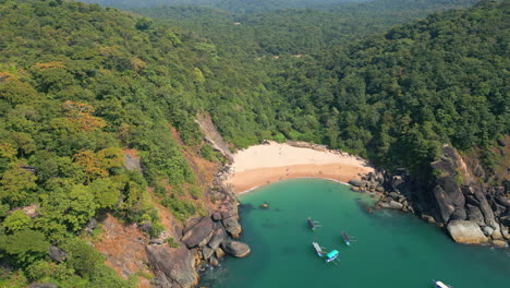 Luftaufnahme-Von-Oben-Auf-Butterfly-Beach-Mit-Felsiger-Bucht-Und-Booten,-Goa,-Indien,-Drohne-4k