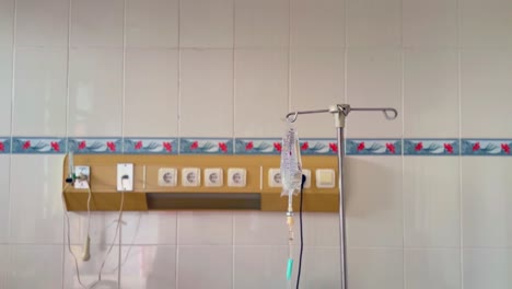 La-Pared-De-Un-Hospital-Con-Enchufes-Y-Un-Soporte-Para-Una-Bolsa-De-Líquido-De-Infusión-Médica.