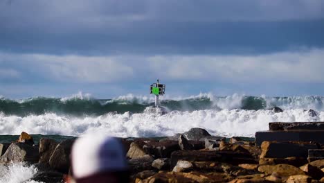 Vista-Cercana-De-Grandes-Olas-Rompiendo-En-La-Playa-Junto-Al-Mar,-California,-Con-Gaviotas-Volando-Alrededor