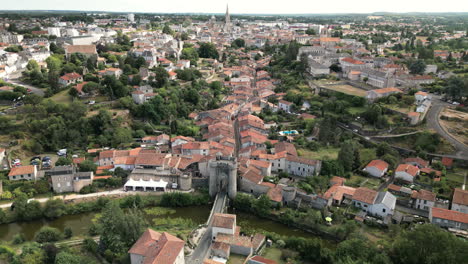 Vista-Aérea-Panorámica-De-La-Plataforma-Rodante-Circular-De-La-Ciudad-Medieval-Francesa-Con-Un-Río-Verde-En-Una-Colina