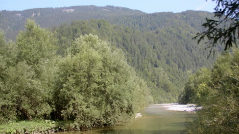 Berglandschaft-In-Der-Sonne-Und-Flussbett-Mit-Einem-Voralpenfluss